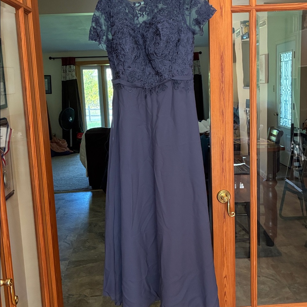 Chic Navy Lace Formal Dress